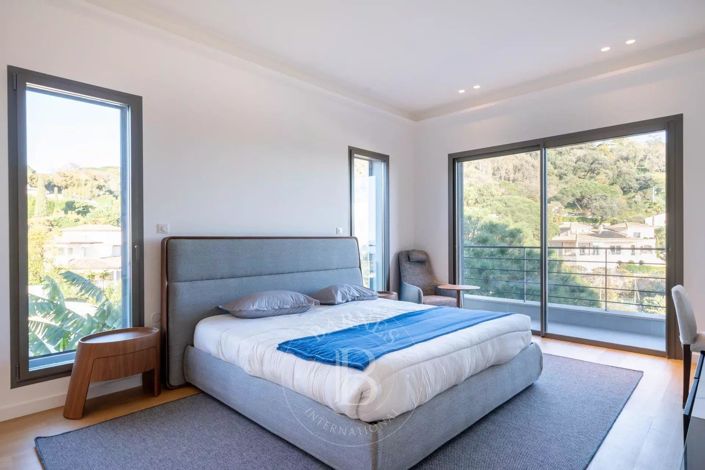 Image No.24-5 Bed House for sale