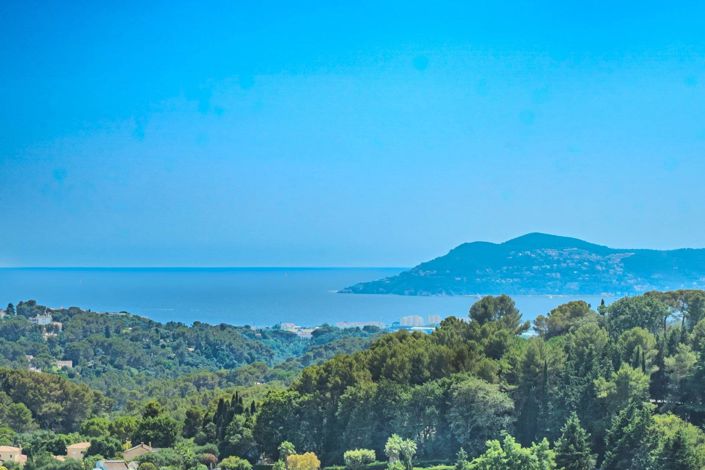 Image No.40-8 Bed House for sale