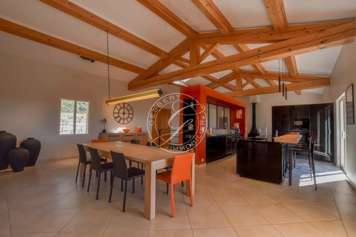 Image No.8-5 Bed House for sale