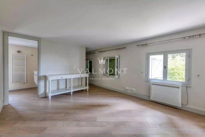 Image No.18-6 Bed House for sale