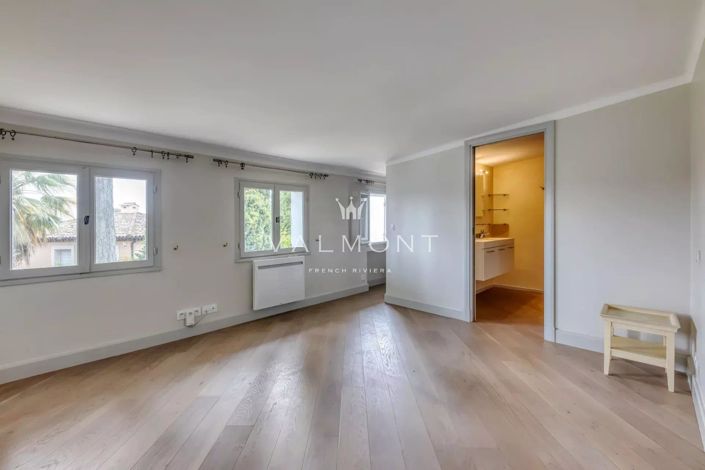 Image No.20-6 Bed House for sale