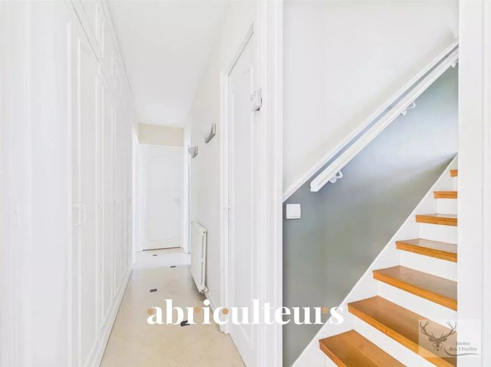 Image No.8-5 Bed House for sale