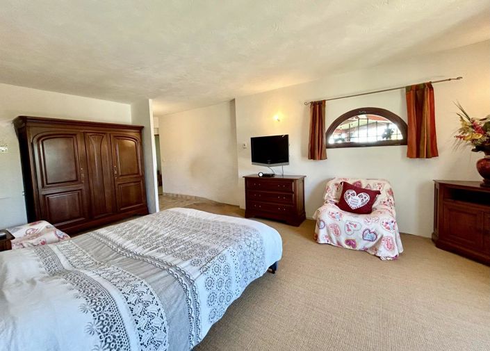 Image No.8-6 Bed House for sale