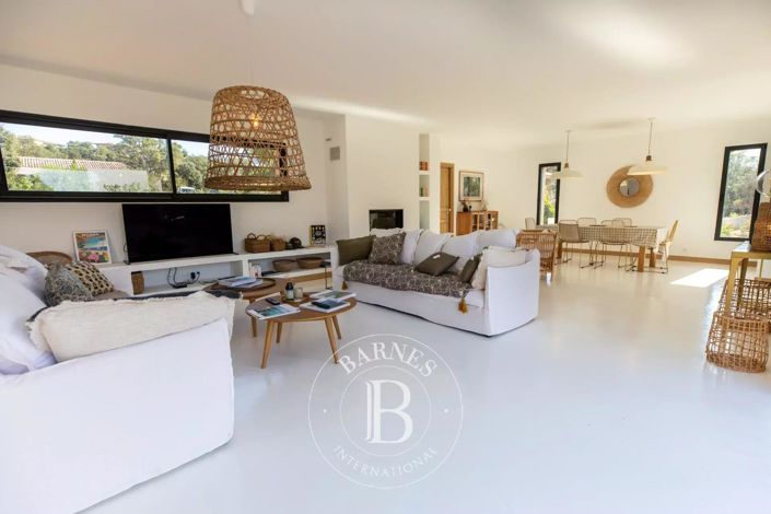 Image No.3-4 Bed House for sale