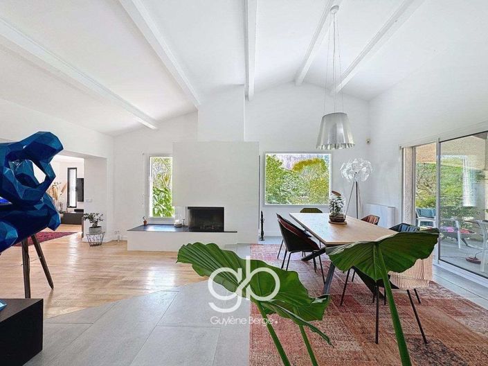 Image No.8-5 Bed House for sale