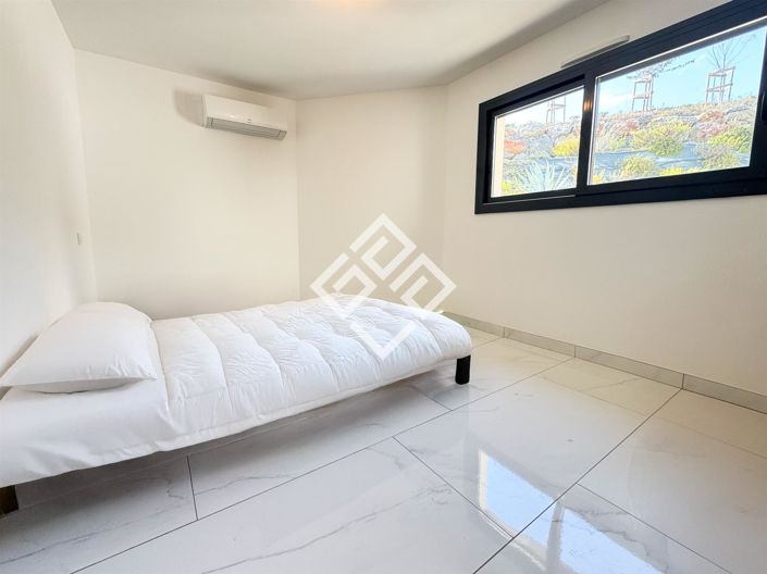 Image No.11-3 Bed House for sale