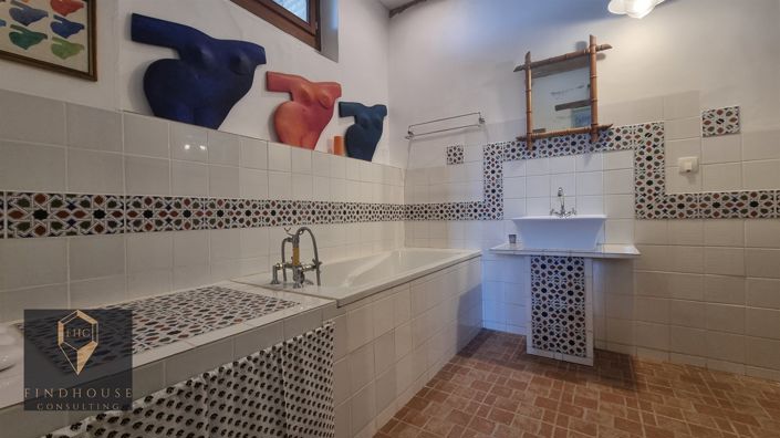 Image No.18-6 Bed House for sale