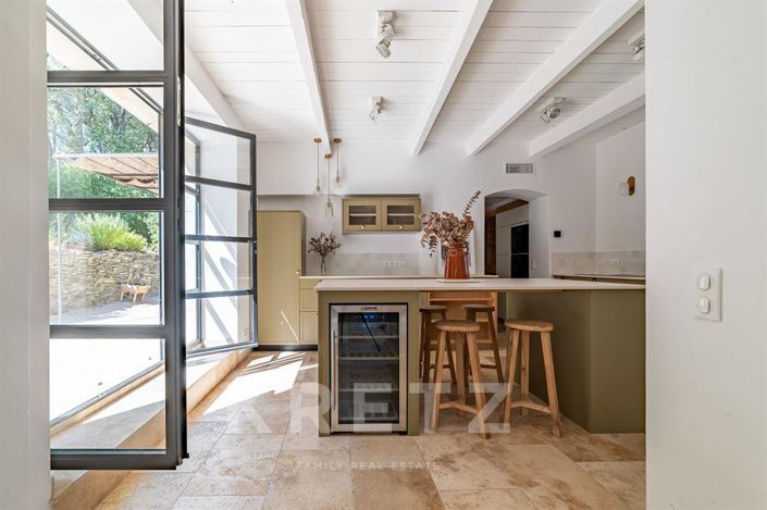 Image No.8-5 Bed House for sale