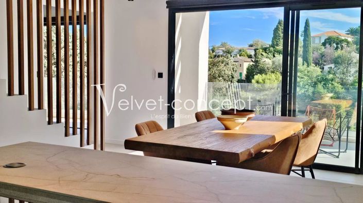 Image No.8-5 Bed House for sale