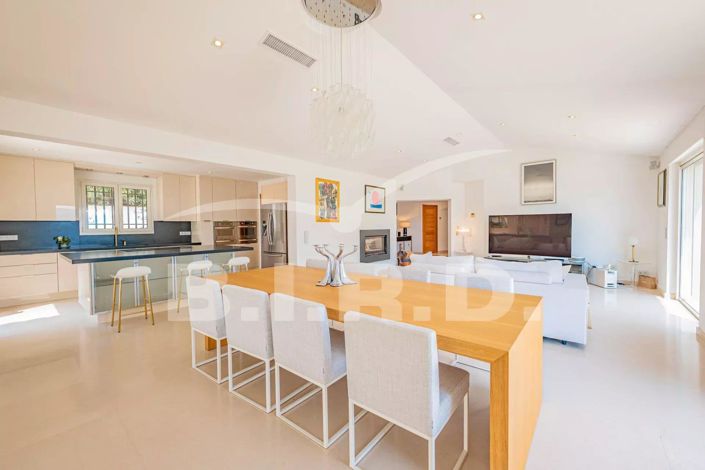 Image No.8-5 Bed House for sale