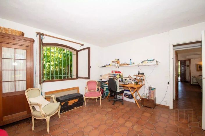 Image No.8-6 Bed House for sale