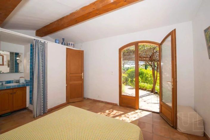 Image No.9-6 Bed House for sale