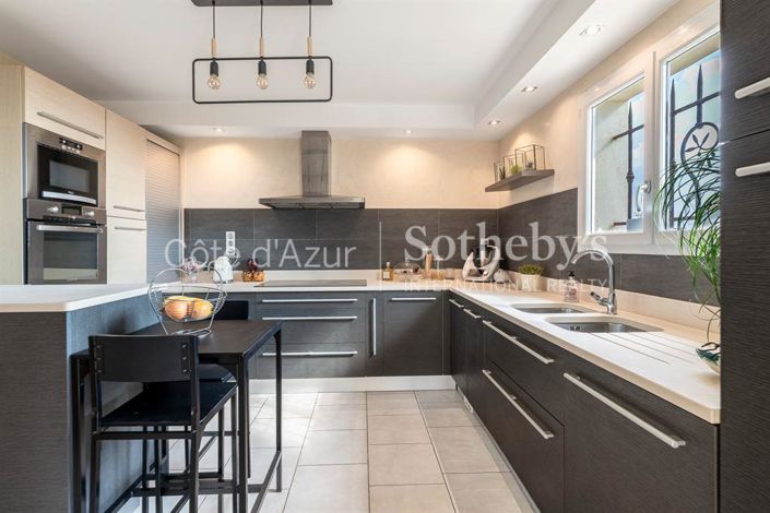 Image No.6-4 Bed House for sale