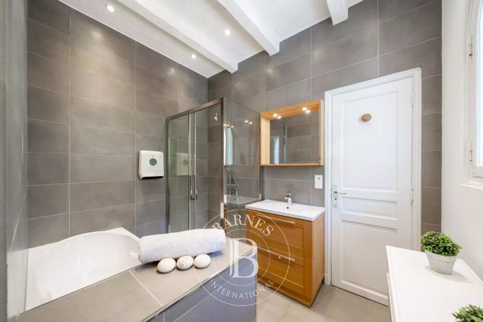 Image No.7-5 Bed House for sale