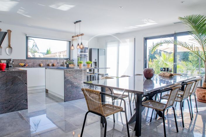 Image No.4-6 Bed House for sale