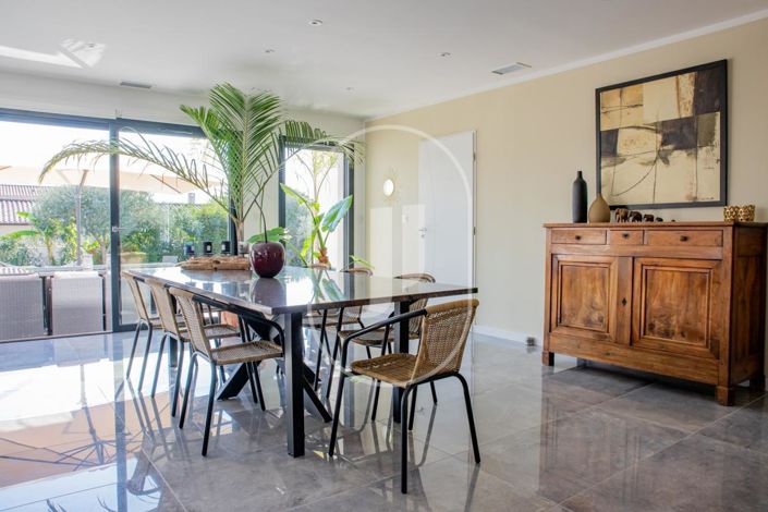 Image No.6-6 Bed House for sale