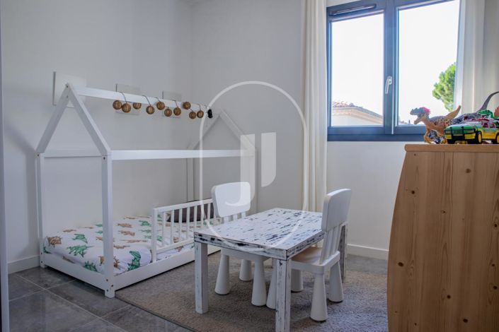 Image No.9-6 Bed House for sale