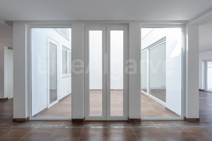 Image No.11-3 Bed House for sale