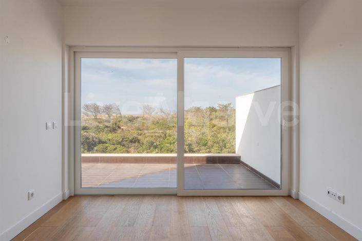 Image No.17-3 Bed House for sale