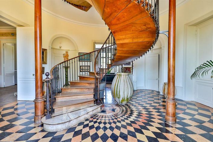 Image No.11-9 Bed Property for sale