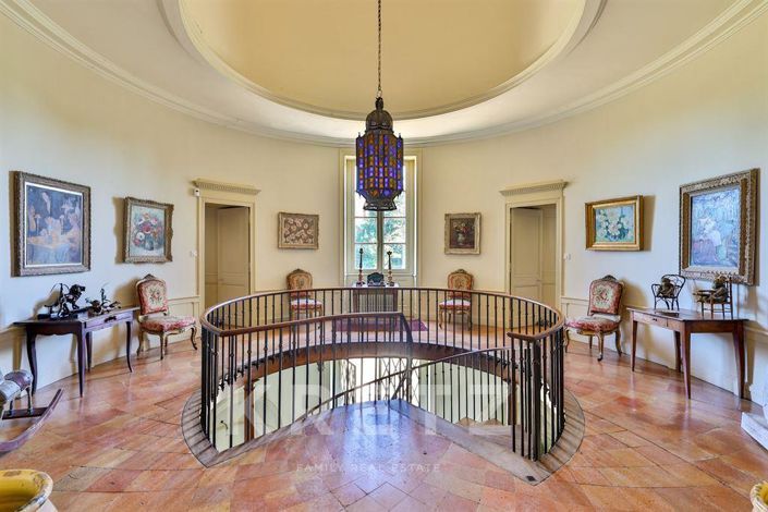 Image No.17-9 Bed Property for sale