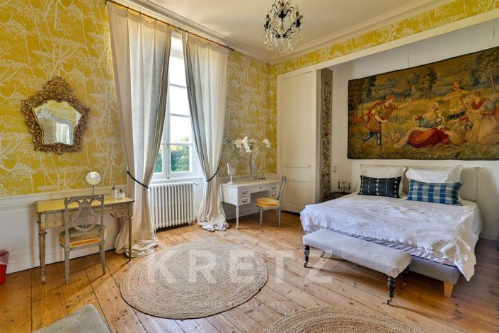 Image No.17-9 Bed Property for sale