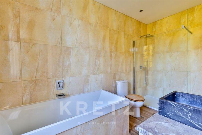 Image No.19-9 Bed Property for sale