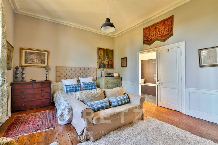 Image No.20-9 Bed Property for sale