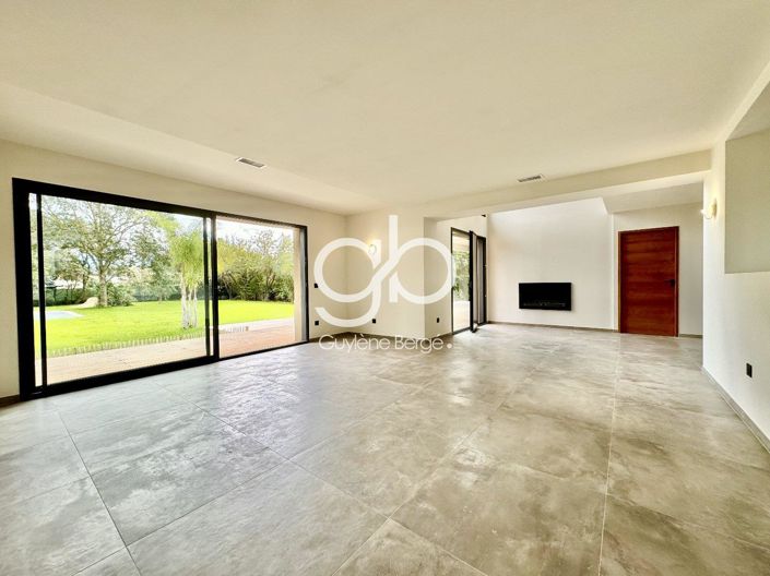 Image No.7-5 Bed House for sale