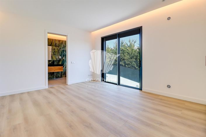 Image No.18-4 Bed House for sale