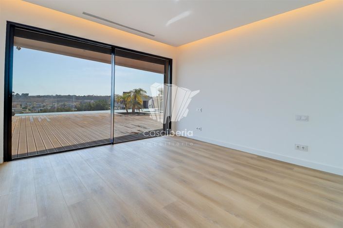 Image No.22-4 Bed House for sale