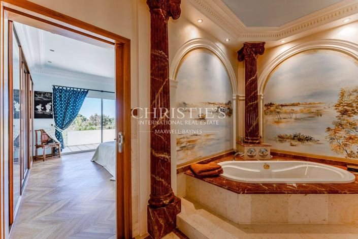 Image No.8-5 Bed House for sale