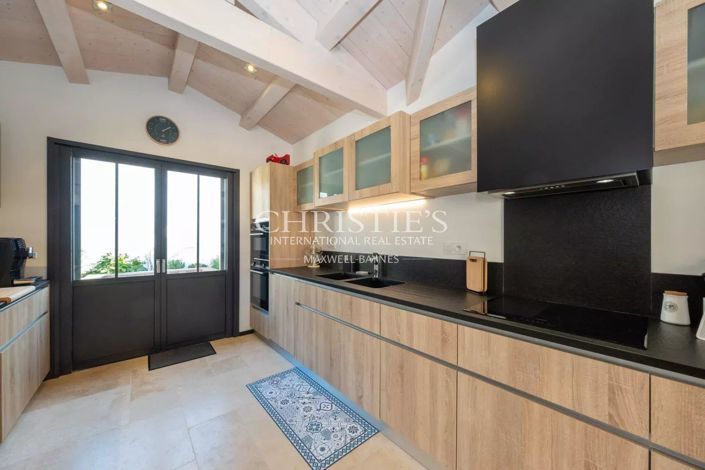 Image No.14-6 Bed House for sale