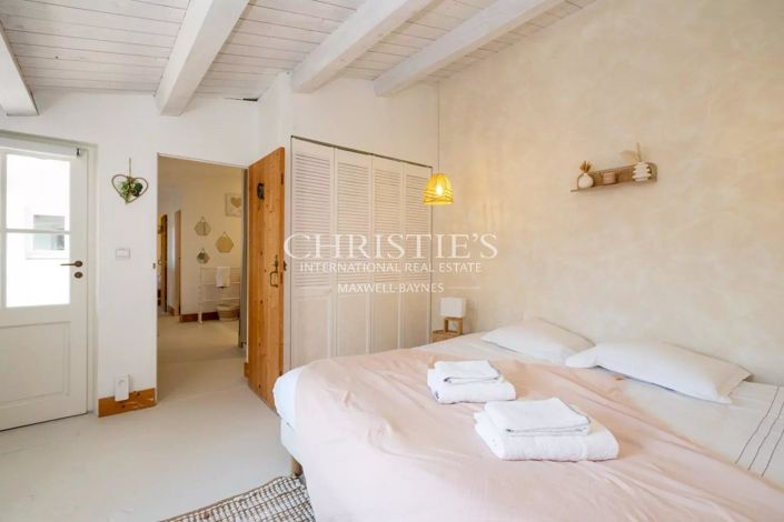 Image No.7-5 Bed House for sale