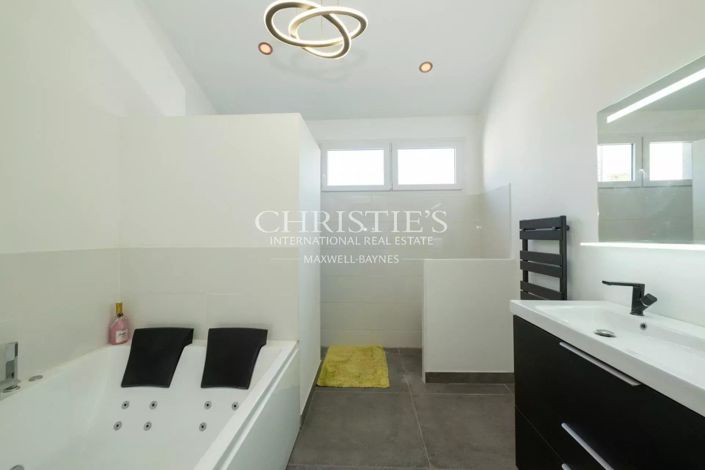 Image No.19-4 Bed House for sale