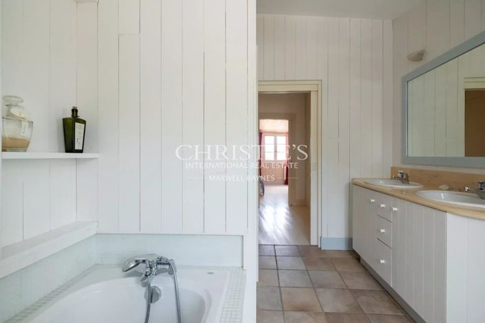 Image No.8-6 Bed House for sale