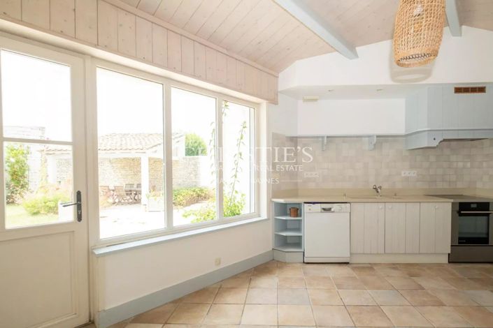 Image No.9-6 Bed House for sale