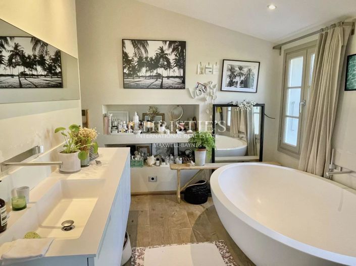 Image No.30-5 Bed House for sale