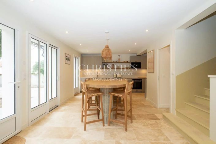 Image No.9-5 Bed House for sale