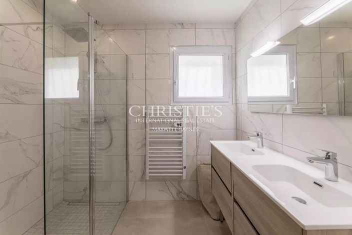 Image No.18-5 Bed House for sale