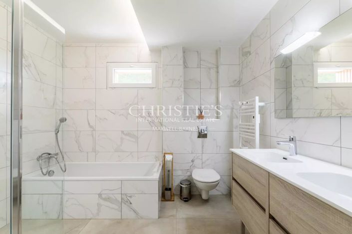 Image No.19-5 Bed House for sale