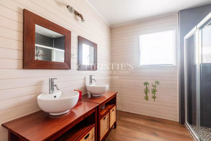 Image No.8-5 Bed House for sale