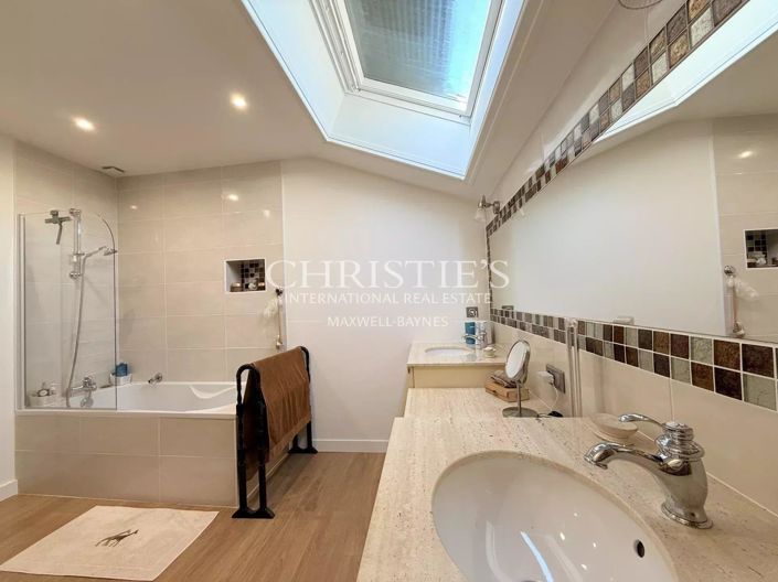 Image No.29-6 Bed House for sale