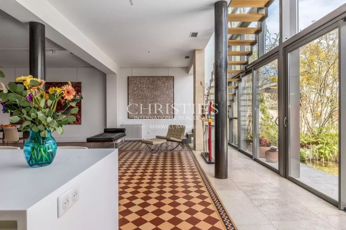 Image No.8-5 Bed House for sale