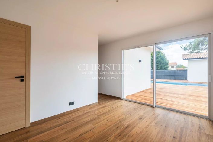 Image No.17-4 Bed House for sale