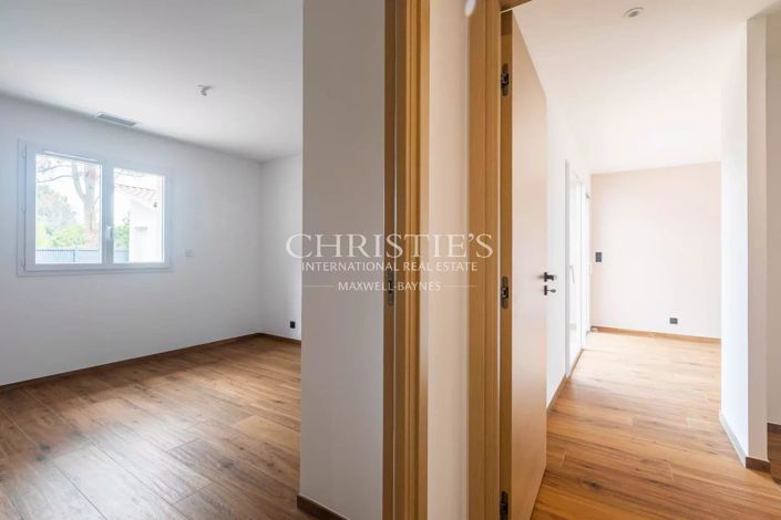 Image No.18-4 Bed House for sale