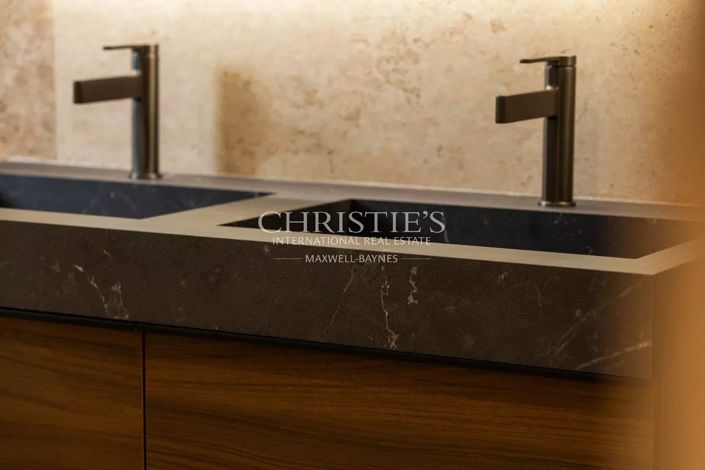 Image No.20-4 Bed House for sale