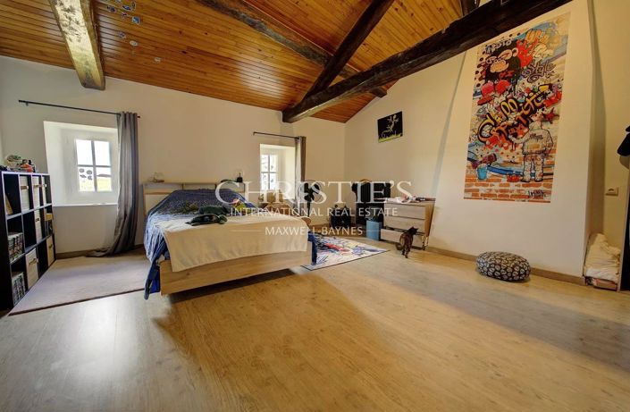 Image No.6-5 Bed House for sale