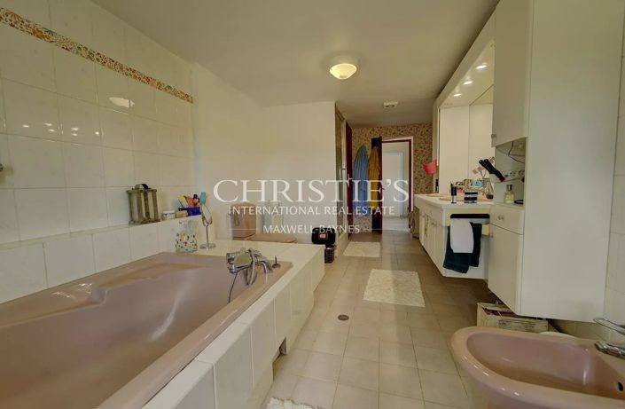 Image No.8-5 Bed House for sale