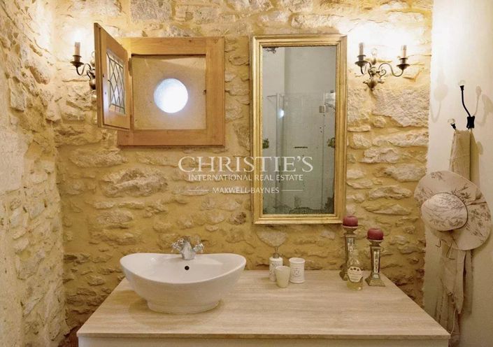 Image No.18-6 Bed House for sale